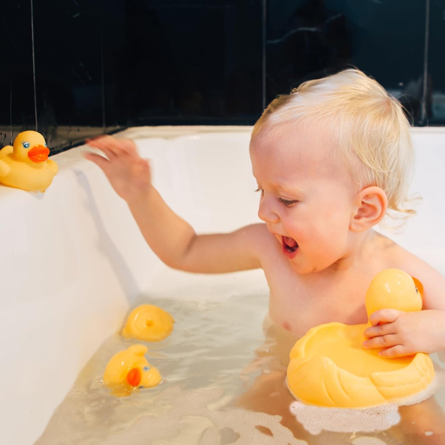 Badeente mit 3 kleine Enten