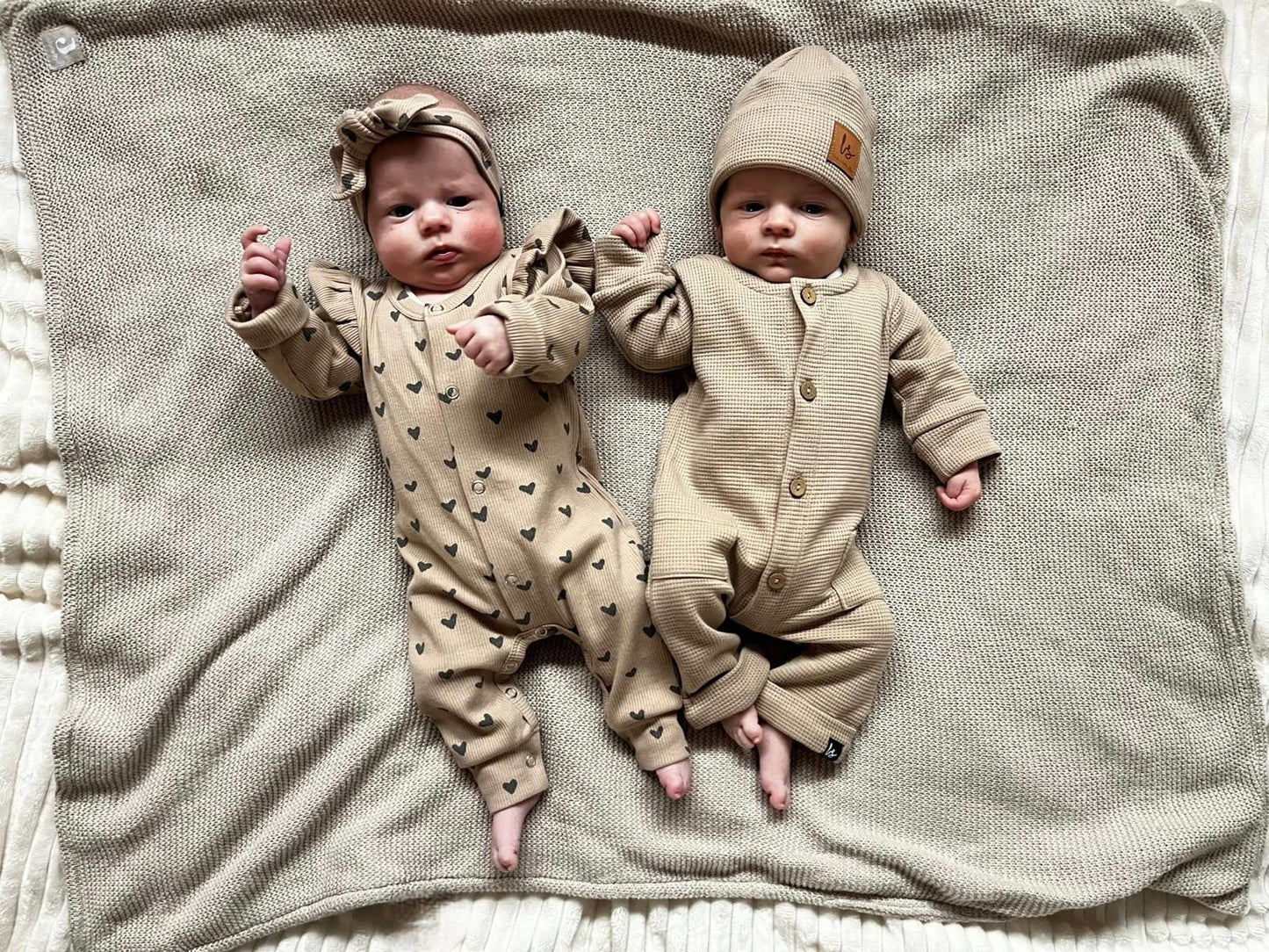 Strampler: beige,Herzen