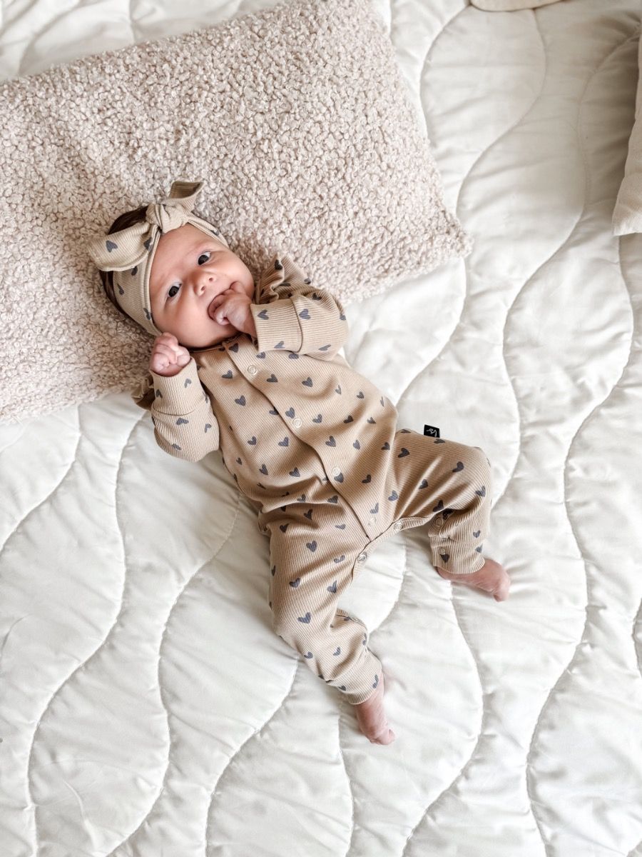 Strampler: beige,Herzen