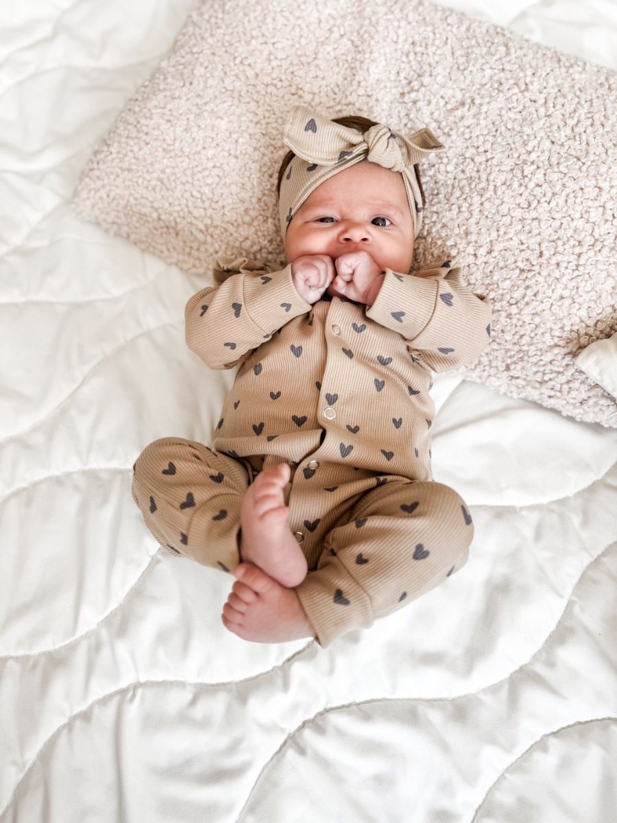 Strampler: beige,Herzen