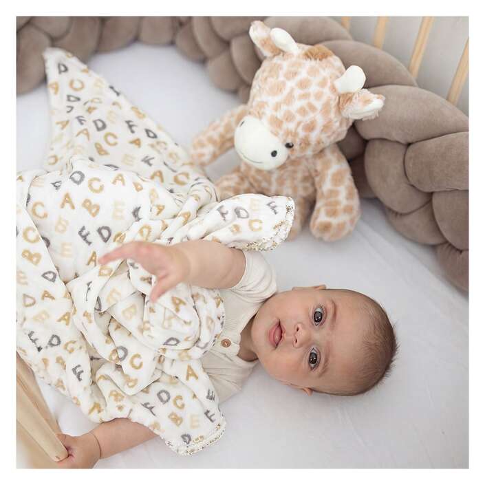 Free On Decke mit Plüschtier Giraffe