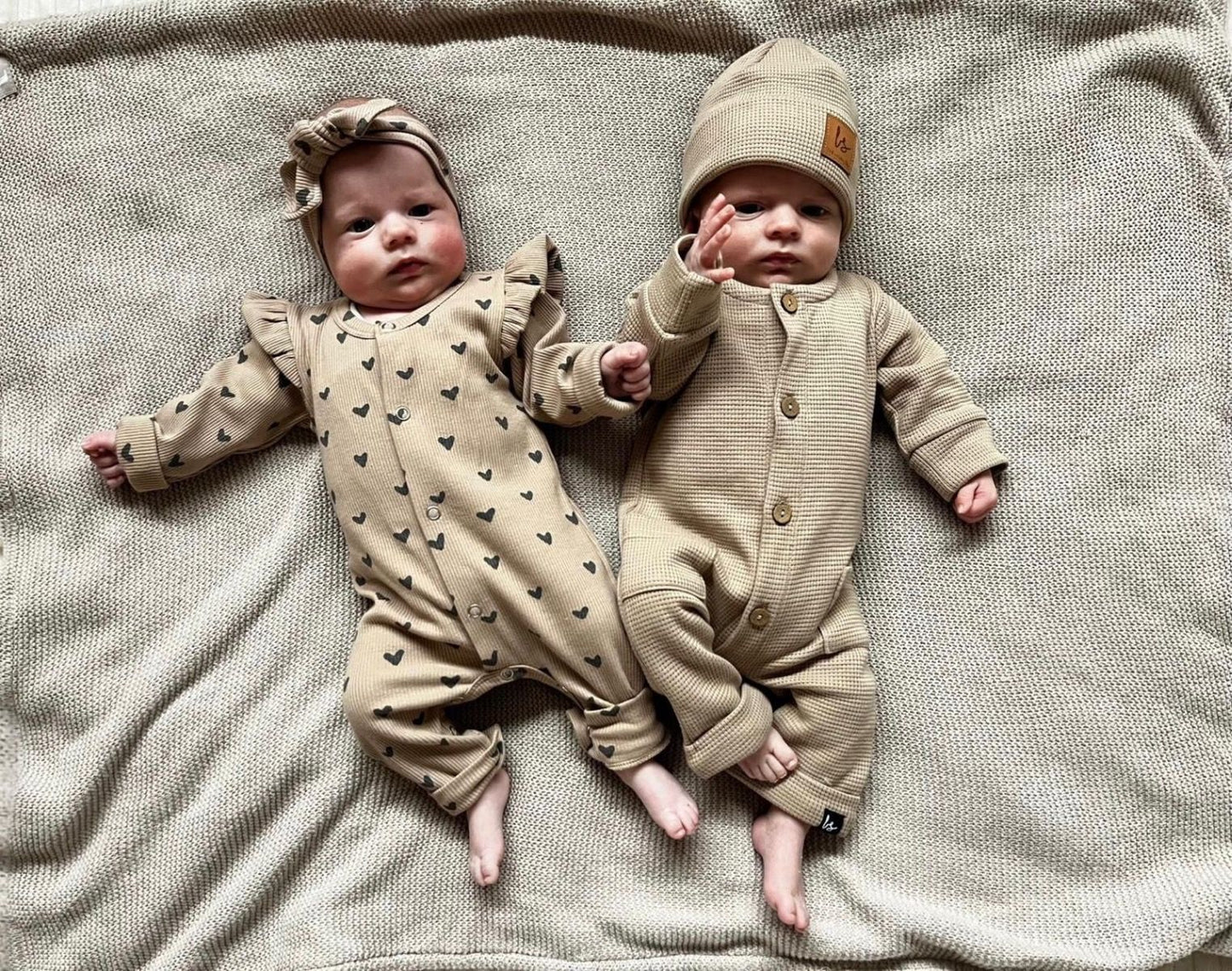 Strampler: beige,Herzen