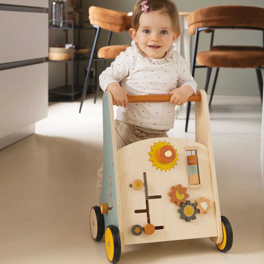 Trois Kilos Sept Lauflernwagen aus Holz