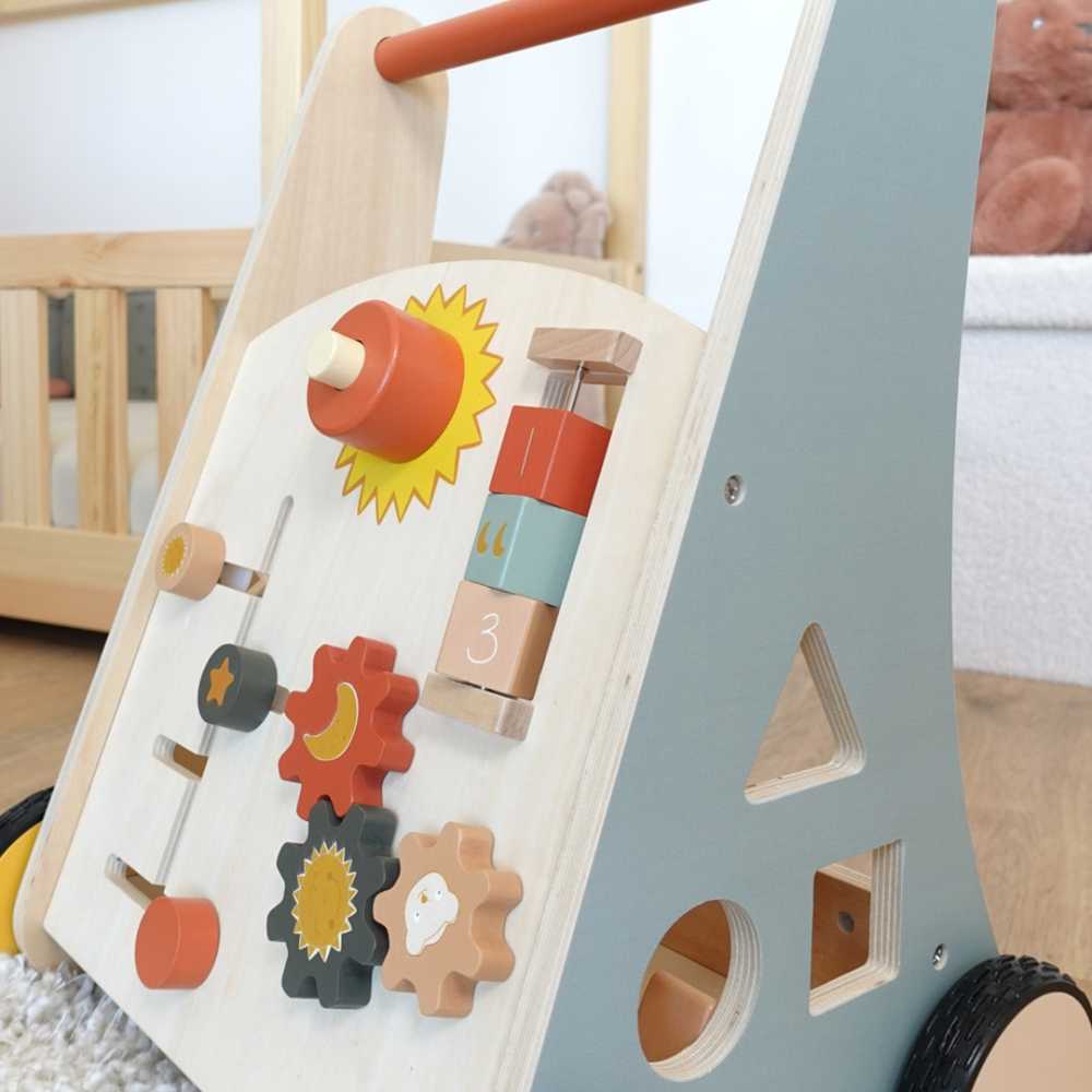 Trois Kilos Sept Lauflernwagen aus Holz