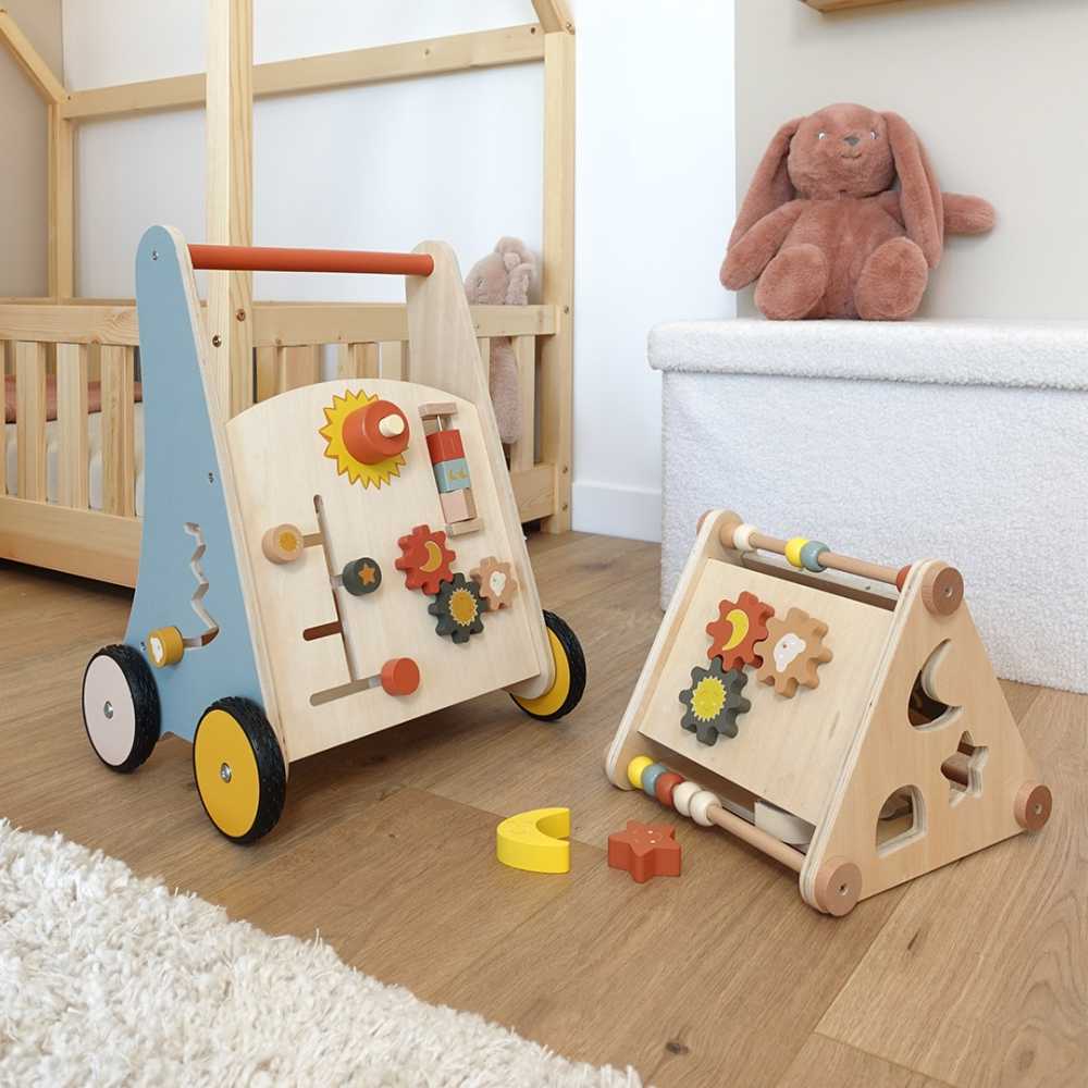 Trois Kilos Sept Lauflernwagen aus Holz