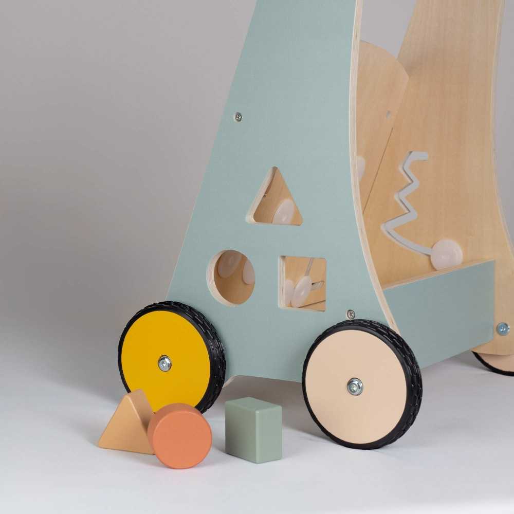 Trois Kilos Sept Lauflernwagen aus Holz